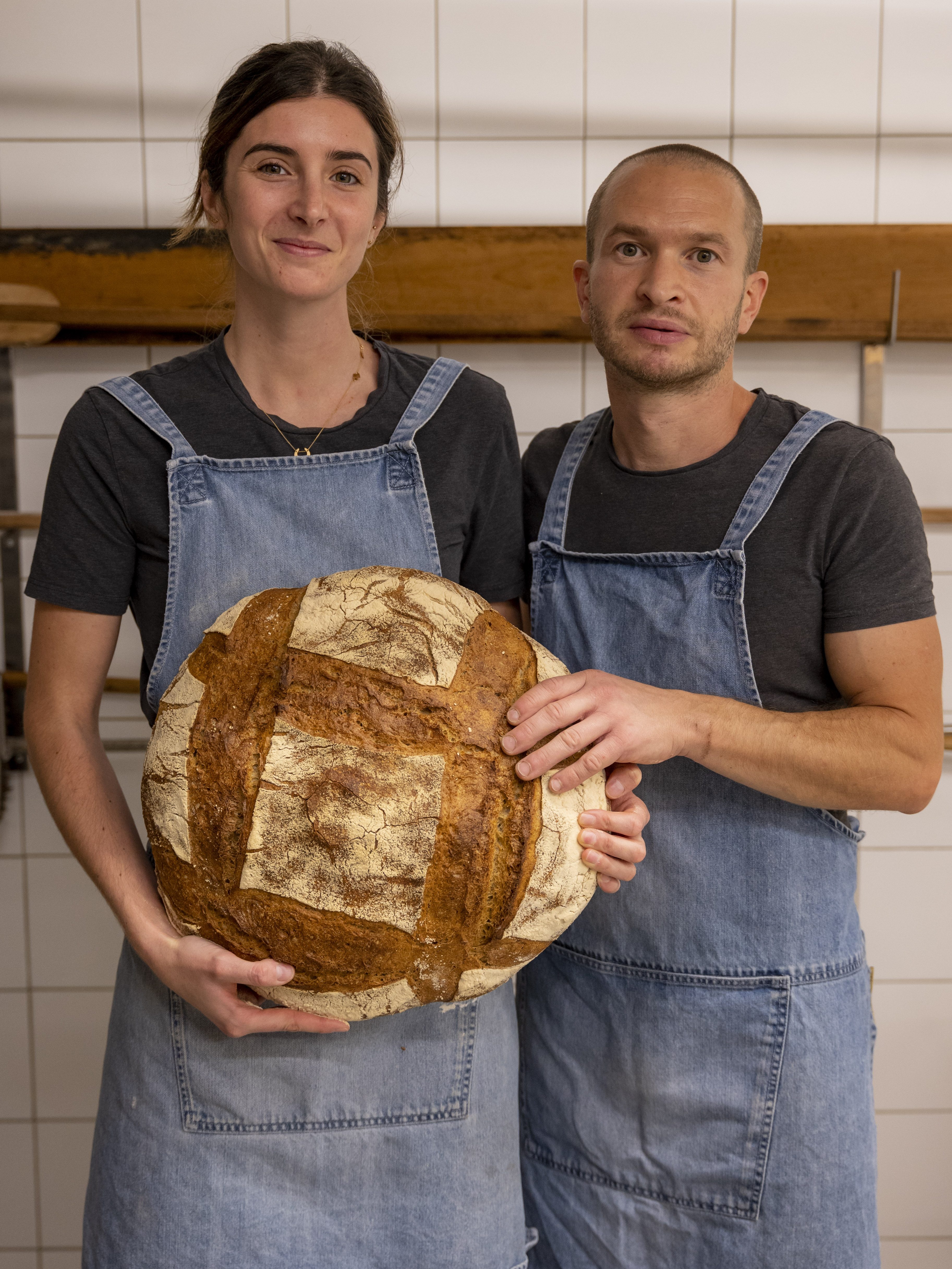 L'équipe Farine, composée d'Emma et Matteo. Nous sommes deux artisans boulangers qui travaillons le levain naturel.
